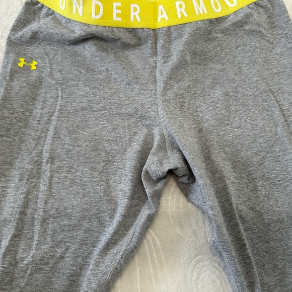 Under Armour Capri Style Grey Workout Leggings With Yellow Wasteband Large - Picture 7 of 8